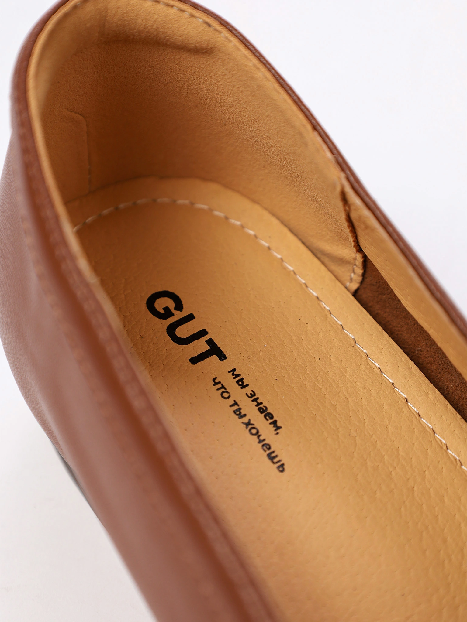 Туфли коричневого цвета на низком каблуке